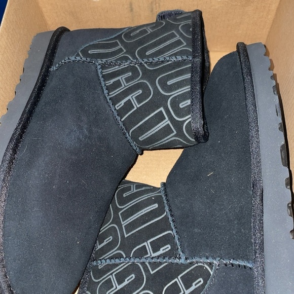 Ugg boots - size 6 new in box - Picture 2 of 4